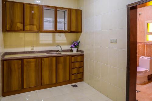 a bathroom with a sink and a toilet at الارجوان الراقية in Yanbu