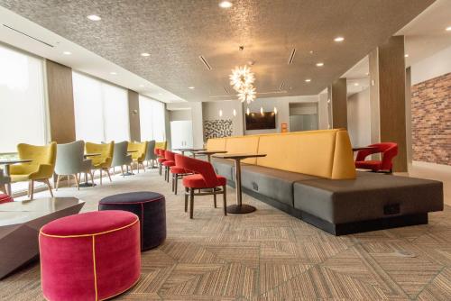 Area soggiorno di La Quinta Inn & Suites by Wyndham Lake City