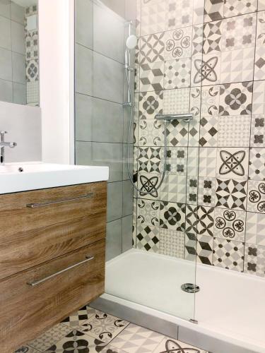 une salle de bain avec douche et lavabo dans l'établissement Maison d'hôtes City Break MIRADOUR, à Bayonne