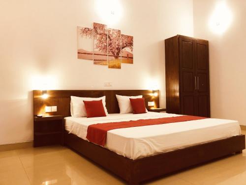 um quarto com uma cama grande num quarto em Grand Villa Negombo em Negombo
