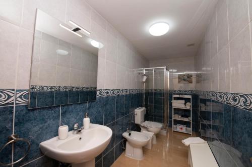 baño con 2 aseos y lavamanos en Miramar 1, en San Sebastián de la Gomera