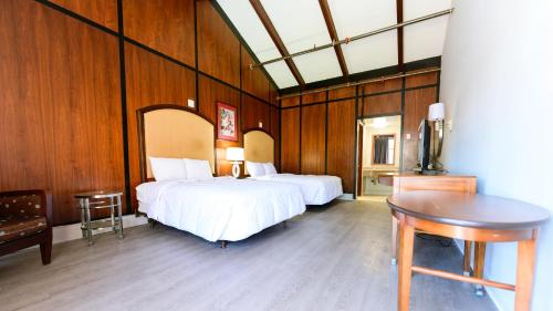 מיטה או מיטות בחדר ב-OAKS MOTEL GREENSBORO NC