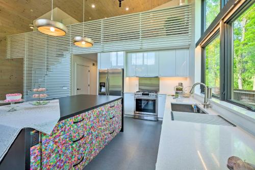 una cocina con una gran isla con una encimera colorida en Luxe and Modern Home 30 Mi to Saratoga Springs! en Argyle