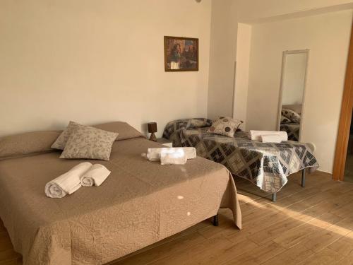 Un dormitorio con dos camas y un espejo. en casa sole, en Peschici