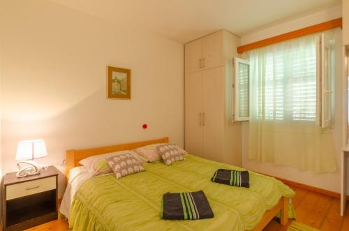 Postel nebo postele na pokoji v ubytování Apartment Nanica Prigradica