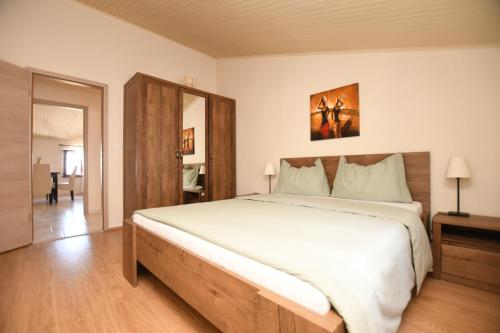ein Schlafzimmer mit einem großen weißen Bett in einem Zimmer in der Unterkunft Apartments Deak in Poreč