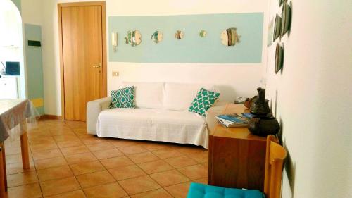 聖特雷莎加盧拉的住宿－La Corte Appartamenti，客厅配有白色的沙发和桌子
