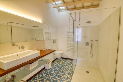 een badkamer met een wastafel, een toilet en een douche bij Hotel Ca S'Arader Turismo de Interior in Ciutadella