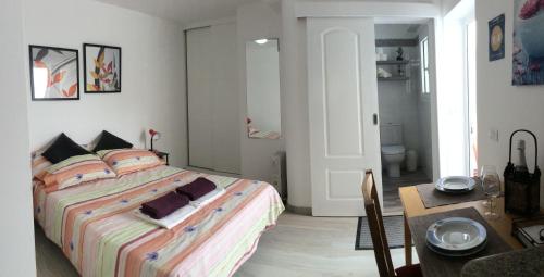 a bedroom with a large bed and a table and a table sidx sidx at Estudio La Esperanza in La Esperanza