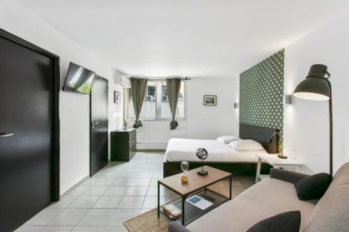 un soggiorno con divano e letto di Coeur Urbain Apartments - Place de la Comédie a Montpellier