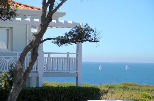 une maison avec vue sur l'océan dans l'établissement Appartements front de Mer SABLES D'OLONNE, à Les Sables-dʼOlonne