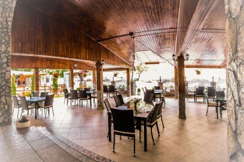 Restoran atau tempat lain untuk makan di Vila Nico