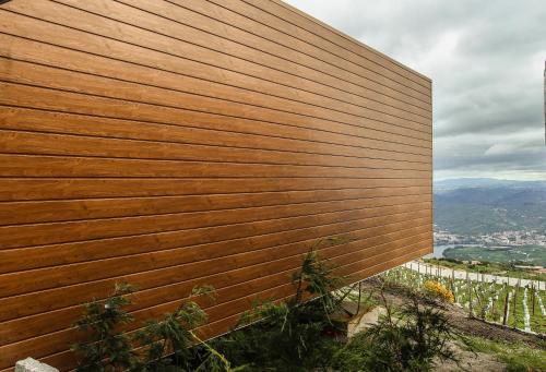 a wooden fence on top of a hill at Paraiso Douro in Lamego