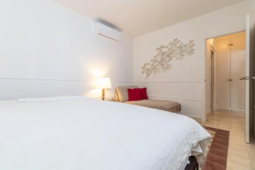 ヘレス・デ・ラ・フロンテーラにあるCasa Palacio MoMa - Centro - Parking opcionalのベッドルーム(大きな白いベッド1台、椅子付)
