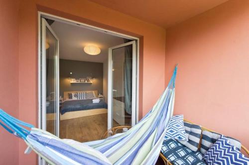 a hammock in a room with a bedroom at Cosy Old Town Gdansk in Gdańsk