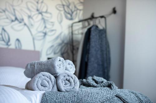 a pile of towels sitting on top of a bed at B&B Reveille in Kleve