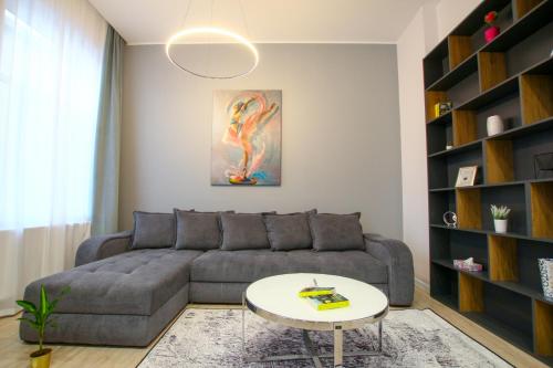 a living room with a couch and a table at Mianelly Center in Constanţa