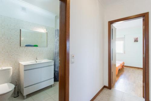 uma casa de banho com um lavatório e um WC em Vista Rio em Lisboa