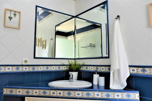 y baño con lavabo y espejo. en "Ñ" Casa Rural El Romeral - ALEGRÍA Housing en Arcos de la Frontera