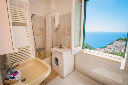 Afbeelding uit fotogalerij van LA VILLA DI ENZO Casa Vacanze con vista mare in Amalfi
