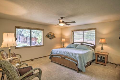 1 dormitorio con 1 cama y ventilador de techo en Sunny Home with Patio Less Than 10 Mi to Lake Coeur dAlene, en Post Falls