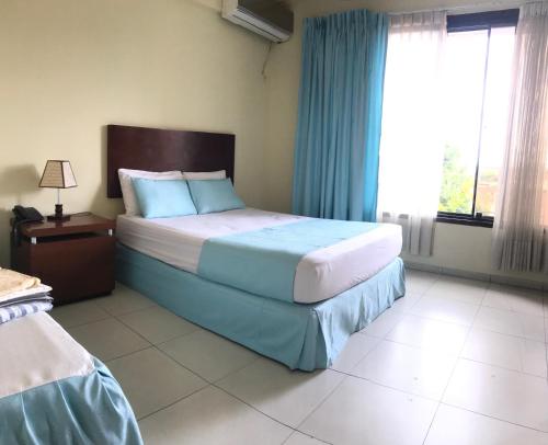 Una cama o camas en una habitación de Hotel Viru Viru II
