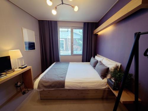 Postel nebo postele na pokoji v ubytování DW Design Residence