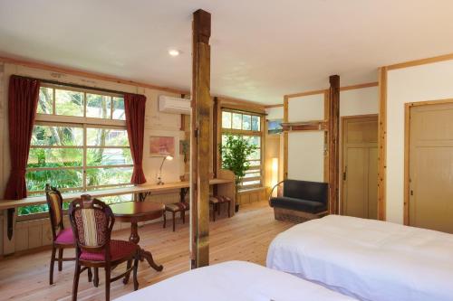 sypialnia z 2 łóżkami, biurkiem i stołem w obiekcie NIPPONIA HOTEL Koyasan Pilgrimage Railway Operated - Vacation STAY 83805 w mieście Kudoyama