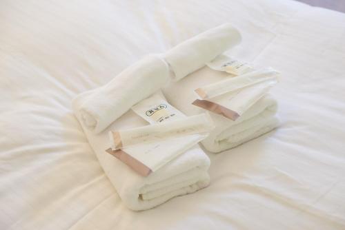 2 rollos de toallas blancas en una cama en NIPPONIA HOTEL Koyasan Pilgrimage Railway Operated - Vacation STAY 83805, en Kudoyama
