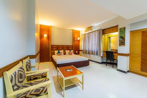 een hotelkamer met een bed en een tafel bij The Holidays Hill betong in Betong