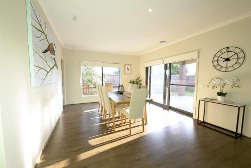 Foto 6 Bedrooms Contemporary Big House at Pakenhem 4