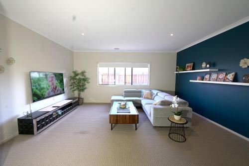 Foto 6 Bedrooms Contemporary Big House at Pakenhem 5