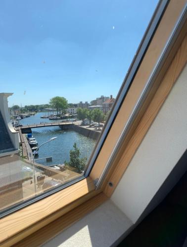 a window with a view of a marina at Logement de Spaerpot in Middelburg