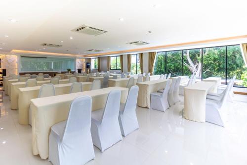 a conference room with white tables and white chairs at Ozone Hotel Khao Yai in Mu Si