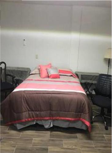 a bedroom with a bed with red pillows on it at Tec, Brisas y Sur de Mty 54633 in Monterrey