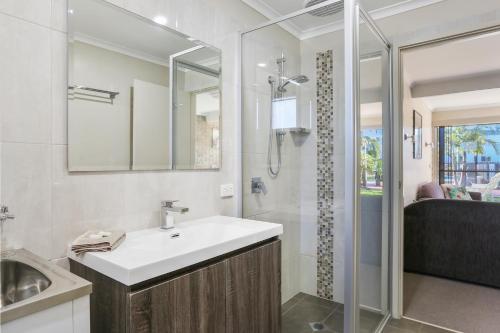 Phòng tắm tại Lakeside Holiday Apartments Merimbula