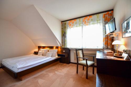 Un pat sau paturi într-o cameră la Hotel Zur Post