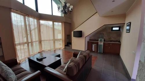 Μια τηλεόραση ή/και κέντρο ψυχαγωγίας στο Dilijan Villa 12