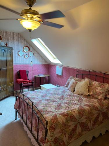 B Street House Inn في فيرجينيا سيتي: غرفة نوم بسرير ومروحة سقف