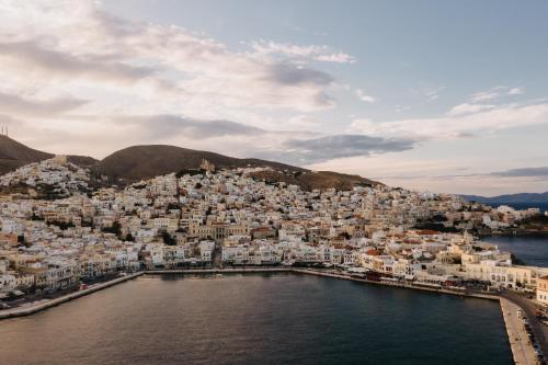 vistas a una ciudad con edificios blancos en 5 Hermoupolis Concept Sites, en Ermoupoli