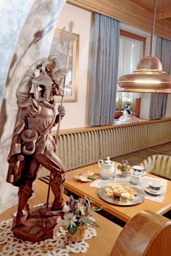 een standbeeld van een man op een tafel bij Hotel Ciampian in Moena