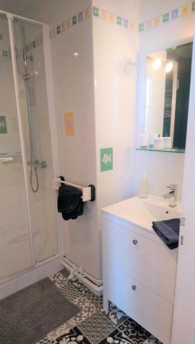 une salle de bain avec un lavabo et une douche dans l'établissement Grande Plage La Garçonnière du Palais 3 étoiles de charme, à Les Sables-dʼOlonne
