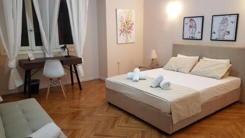 Posteľ alebo postele v izbe v ubytovaní Olive Apartment- Athens Center, 4 BD, 1.5 BATH