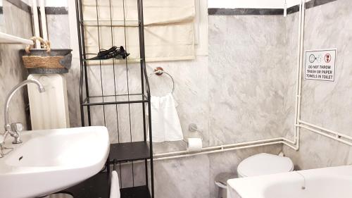 Kúpeľňa v ubytovaní Olive Apartment- Athens Center, 4 BD, 1.5 BATH