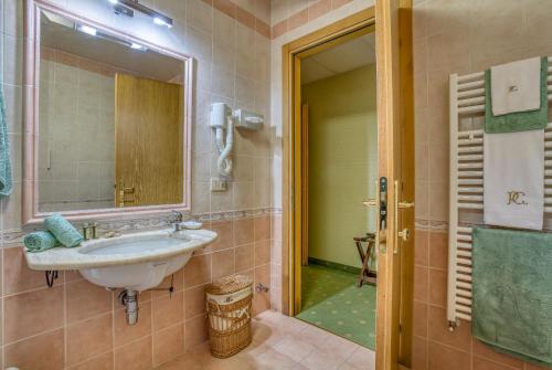 a bathroom with a sink and a shower at Hotel Des Reves in SantʼElia Fiumerapido