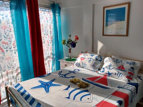 Кровать или кровати в номере Ocean balmy warm healing breeze on sunny balcony