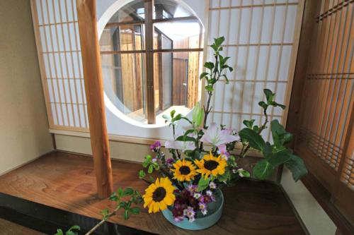 Taman di luar Guesthouse Maishu