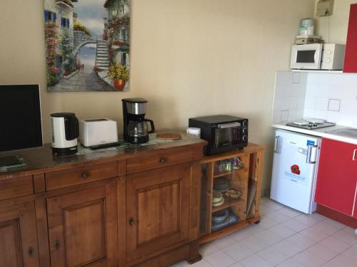 uma cozinha com um balcão, comodidades para preparar café e um micro-ondas em 2RB38A Appartement vue sur mer et proche plage em Collioure