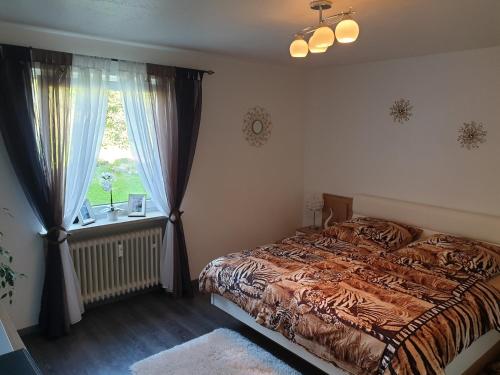 a bedroom with a bed and a window at Ana‘s Ferienwohnung in Furth im Wald