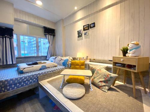 pokój z dwoma łóżkami i stołem w obiekcie Hong Kong Hostel (Tsim Sha Tsui Mansion) w Hongkongu